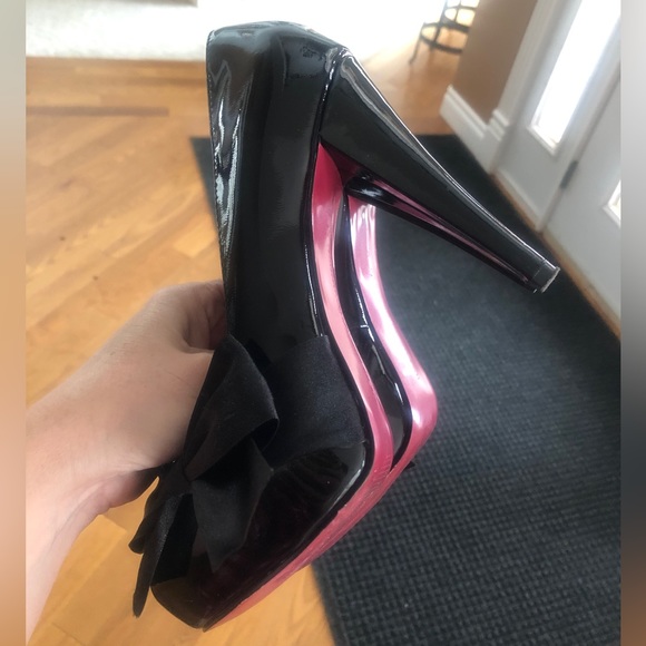 Paris Hilton Black Patent Pink Bottom Stilettos 8M - Picture 4 of 5